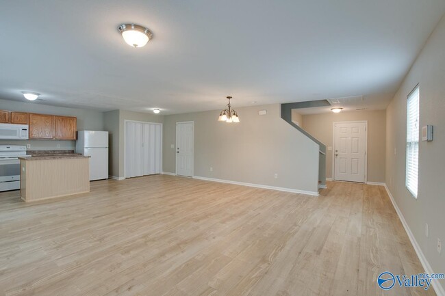 Building Photo - 102 Whitestone Dr NE