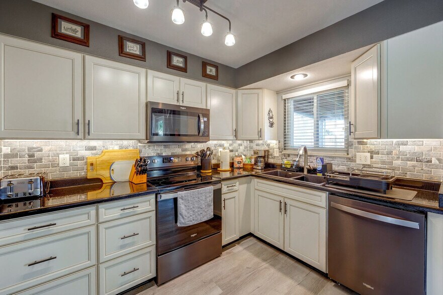 Building Photo - 6650 Parkridge Ct