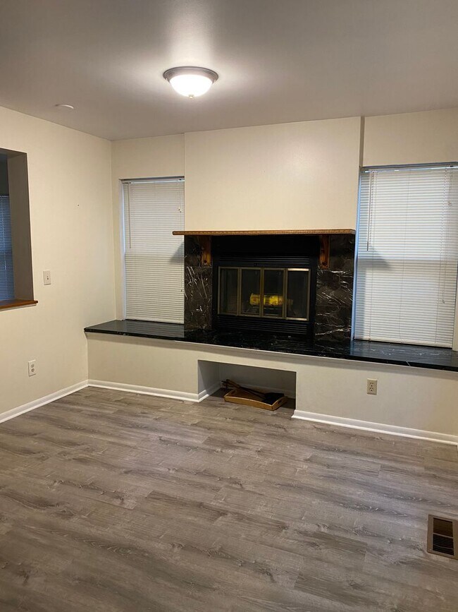 Building Photo - 3 Bedroom 2 Bath Close to the U of M Avail...