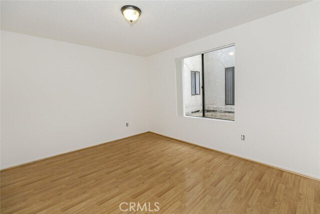 Building Photo - 914 E Elk Ave