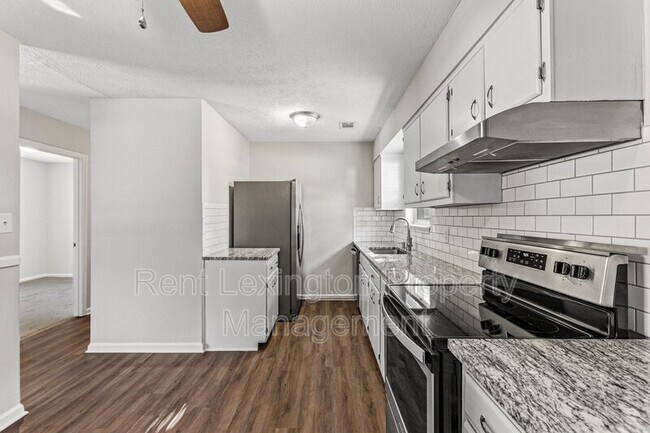 Building Photo - 123 Kingsway Dr