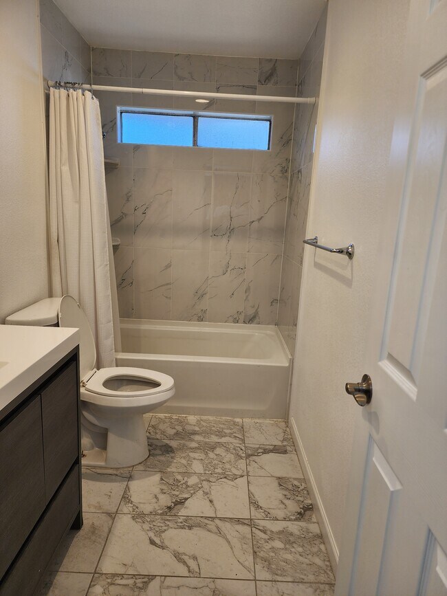 Building Photo - 830 N Ferger Ave