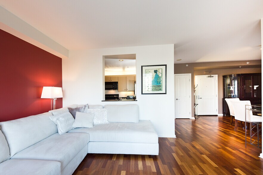 Building Photo - 140 S Van Ness Ave