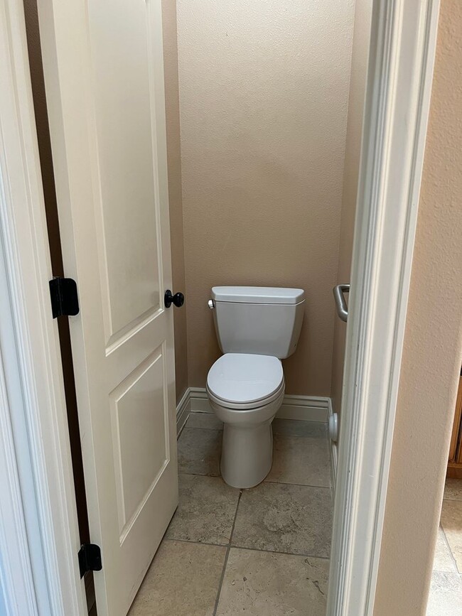 Building Photo - **$100 OFF FIRST MONTHS RENT IF A LEASE IS...