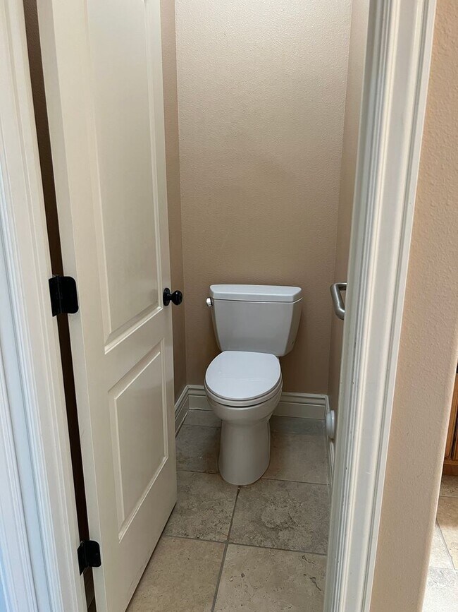 Building Photo - Stunning 5-Bed, 3.5-Bath Twin Home on the Rexburg Hill | Flexible Lease Options Available!