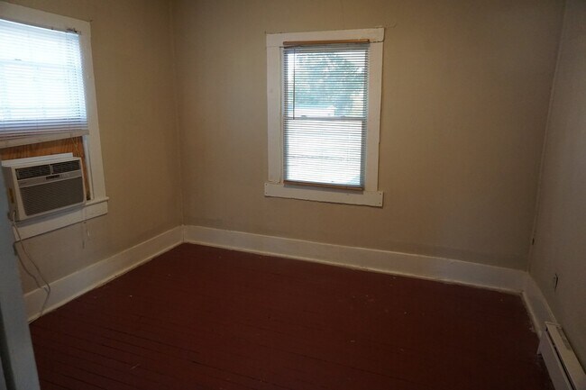 Building Photo - 2BR/1BA Home Downtown - $900/month - Pet F...