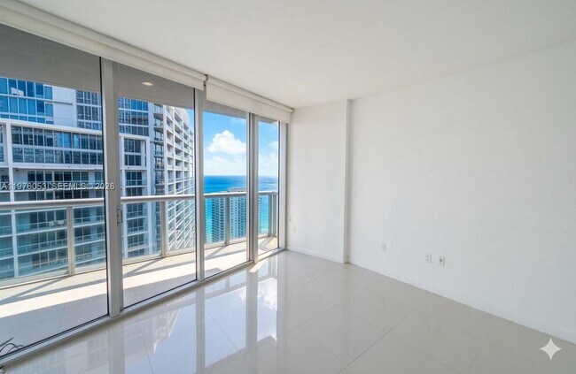 Building Photo - 495 Brickell Ave