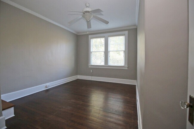 Building Photo - Pre-leasing for 2026-2027 Charming 3 Bed /...