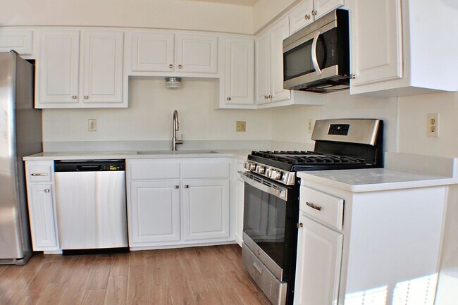 Building Photo - 3 Bedroom, 2 Bath , North-East El Paso Great house located across the street from Terrace Hills M...