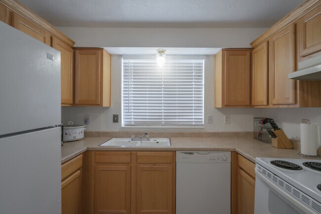 Building Photo - 3 Bedroom Home In St. George With Spacious Backyard