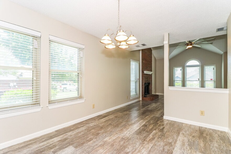 Building Photo - 3645 Fairview Dr