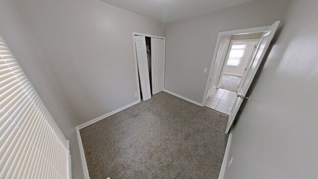 Building Photo - "4-Bedroom Home on Maple Street – Cozy Living Awaits in Roseville!"