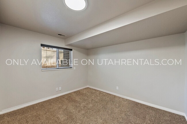 Building Photo - 1660 Willowbrook Dr