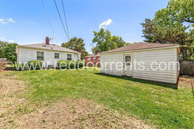 Building Photo - 1742 N Whittier Pl