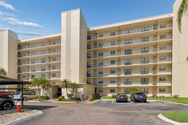 Building Photo - 900 Cove Cay Dr