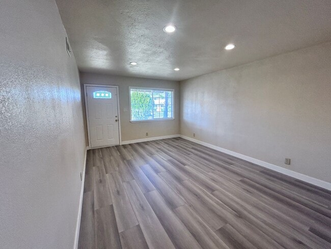 Building Photo - 208 Talisman Dr