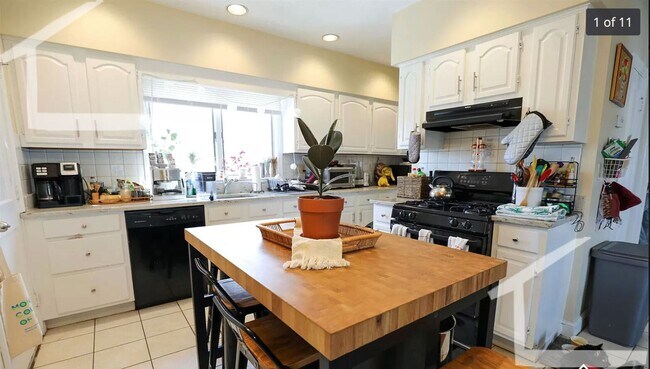 Building Photo - No Brokers Fee, Pets Friendly, In-Unit Washer and Dryer, Easy Street Parking