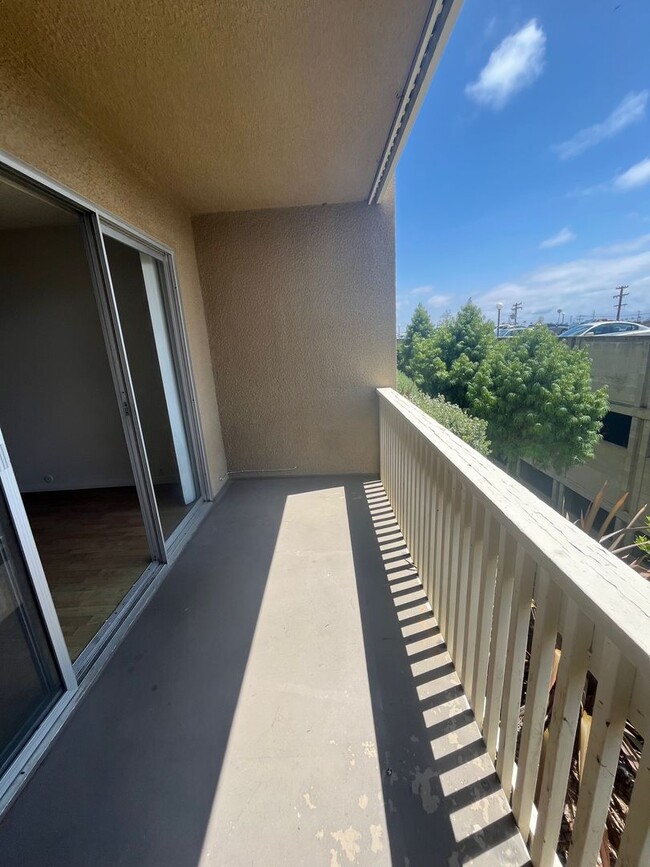 Building Photo - LARGE AND BRIGHT 2BD/2BA CONDO AVAILABLE I...