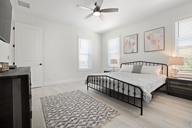 Building Photo - Beautiful Townhouse in Seminole Heights