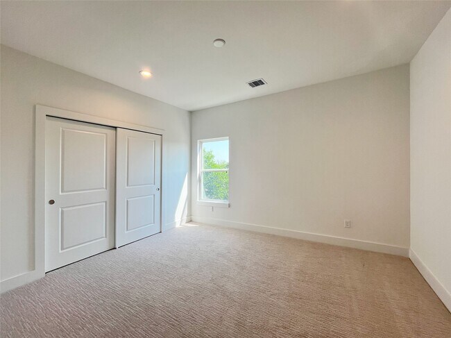 Building Photo - 326 Eastwood St