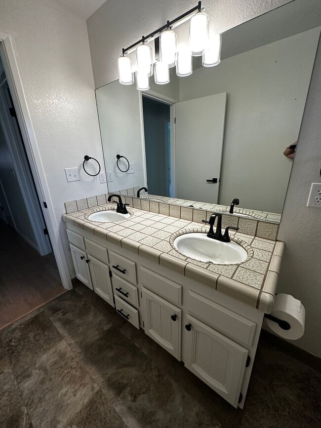Building Photo - Remodeled Vintage home just 1 block from t...