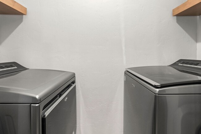 Building Photo - 2 BD & 2 BA | FURNISHED | TV and Internet Included | Pet Considered- Fees apply