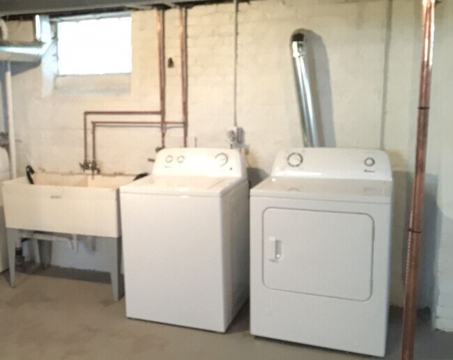 Building Photo - Bayview 2-bedroom loft style house, hardwood floors, AC, parking, fireplace