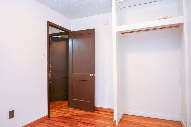 Building Photo - Huge 5 Bed 2 Bath Home for Rent! Great Loc...