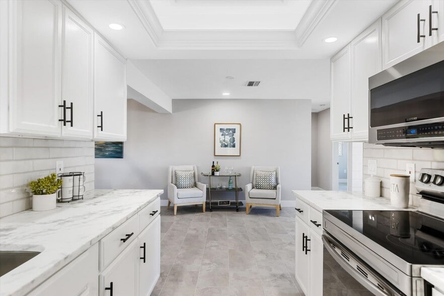 Building Photo - 1003 April Ln