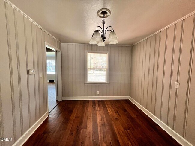 Building Photo - 807 N Ellis Ave