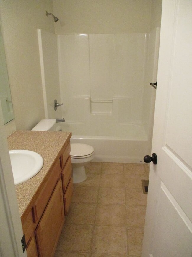 Building Photo - Beautiful 3 bedroom, 2.5 bath 2 story home...