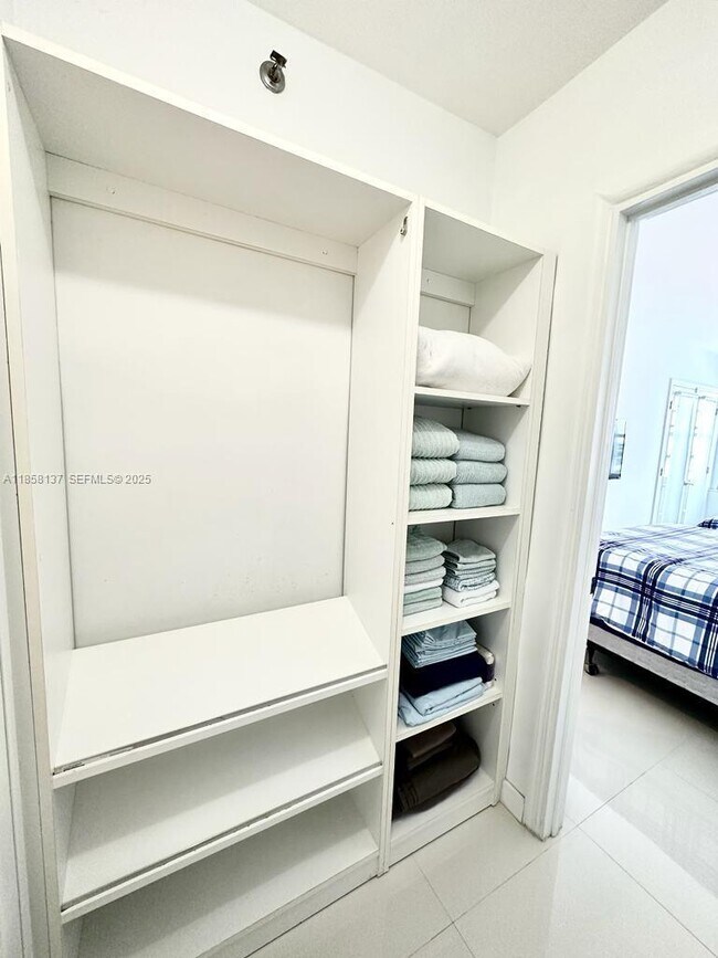 Building Photo - 100 Lincoln Rd