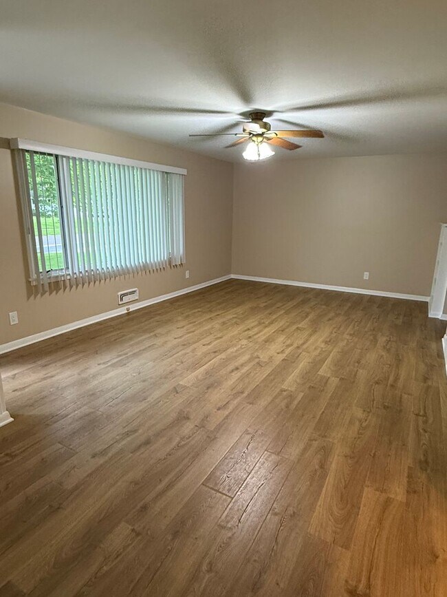 Building Photo - Fully Remodeled 3 bedroom House
