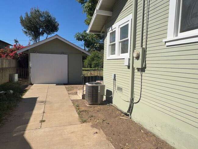 Building Photo - "Charming Riverside Retreat: Cozy 2-Bedroom Home with Modern Comforts!"