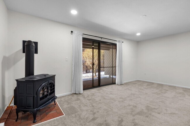 Building Photo - 2 Rockingham Ct