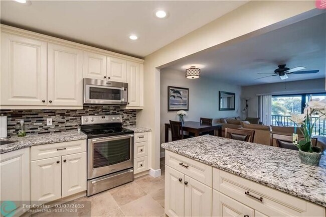 Building Photo - 9000 Jacaranda Ln