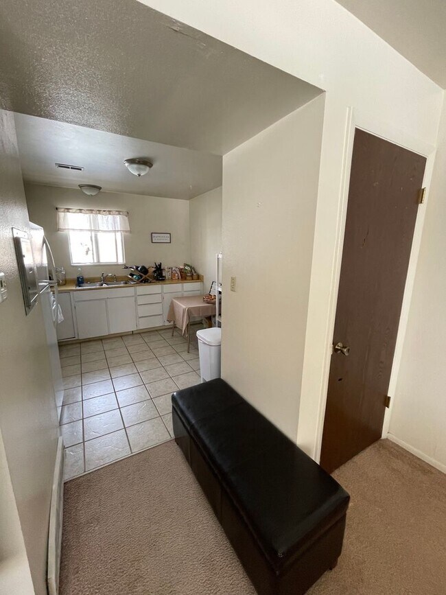 Building Photo - Upper Level 2 Bedroom 1 Bath