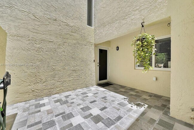 Building Photo - 9133 Fontainebleau Blvd