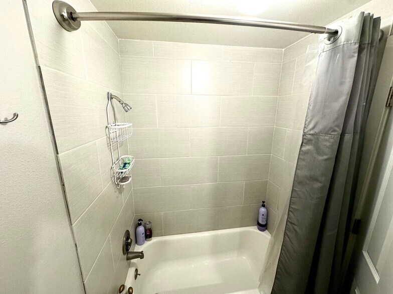 Upstairs Bathtub - 6617 E Grandview Ave