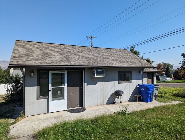 Building Photo - 1 Bedroom Pet-Friendly Casita