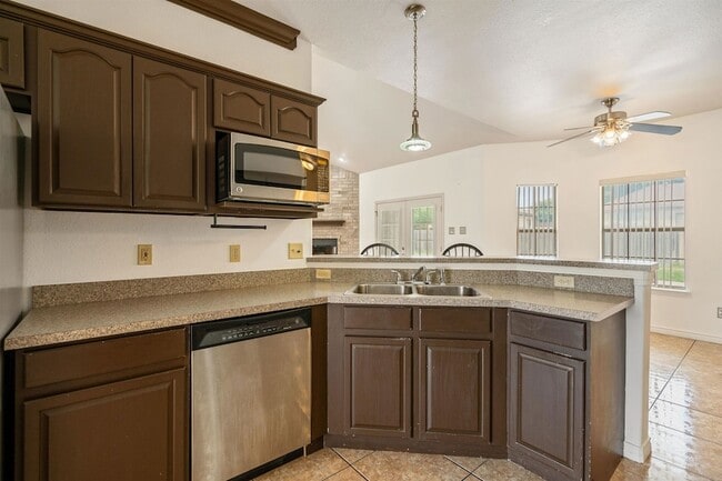 Building Photo - 302 Echo Valley Dr