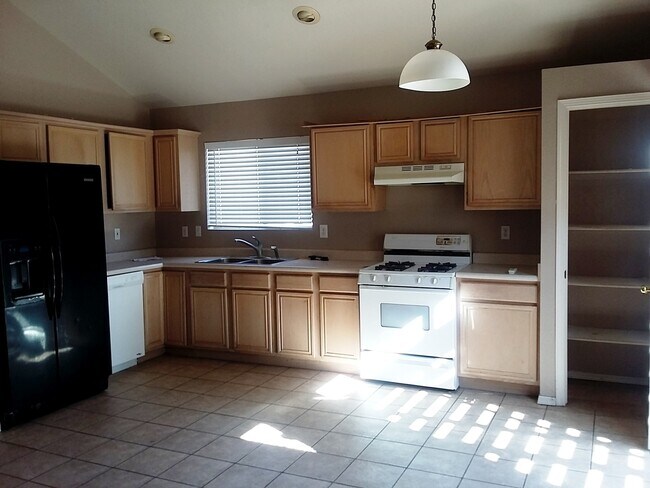 Building Photo - 4 Bedrooms 2 Baths in Santa Teresa