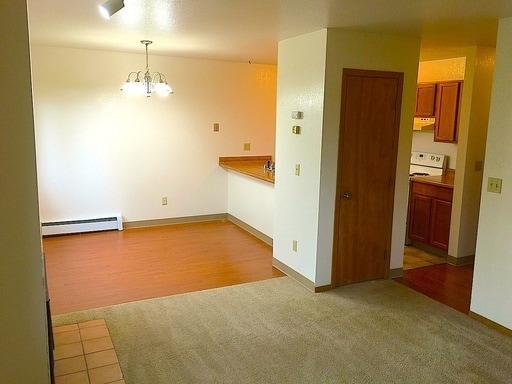 Building Photo - Great Sunny upstairs 2bed with washer&dryer