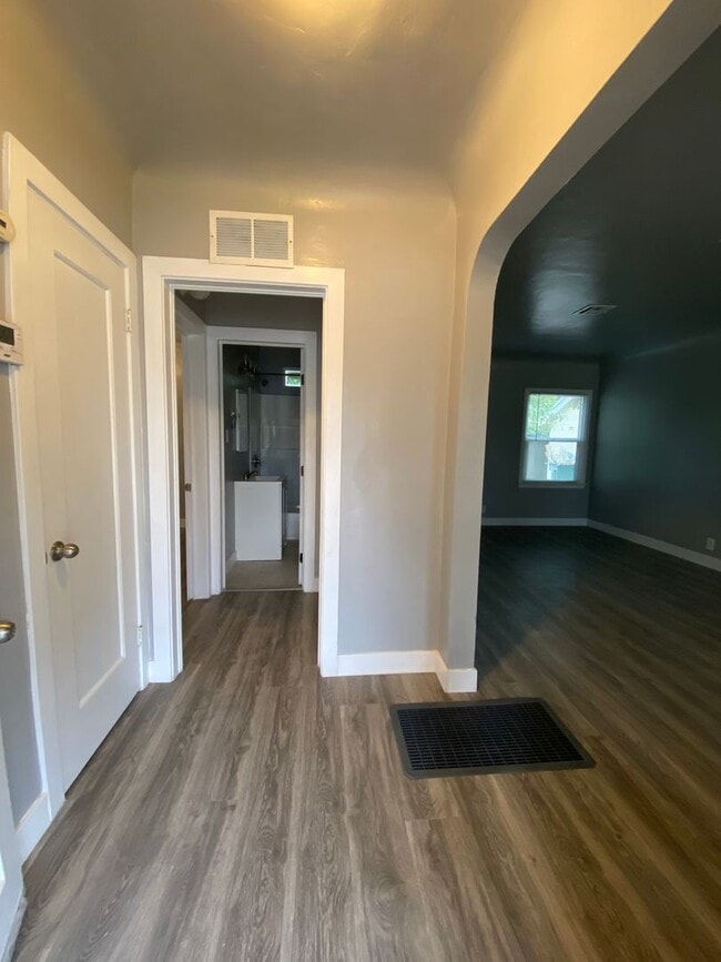 Building Photo - Follow the yellow brick to this Remodeled 2 BD 1 BA House in NE Bakersfield