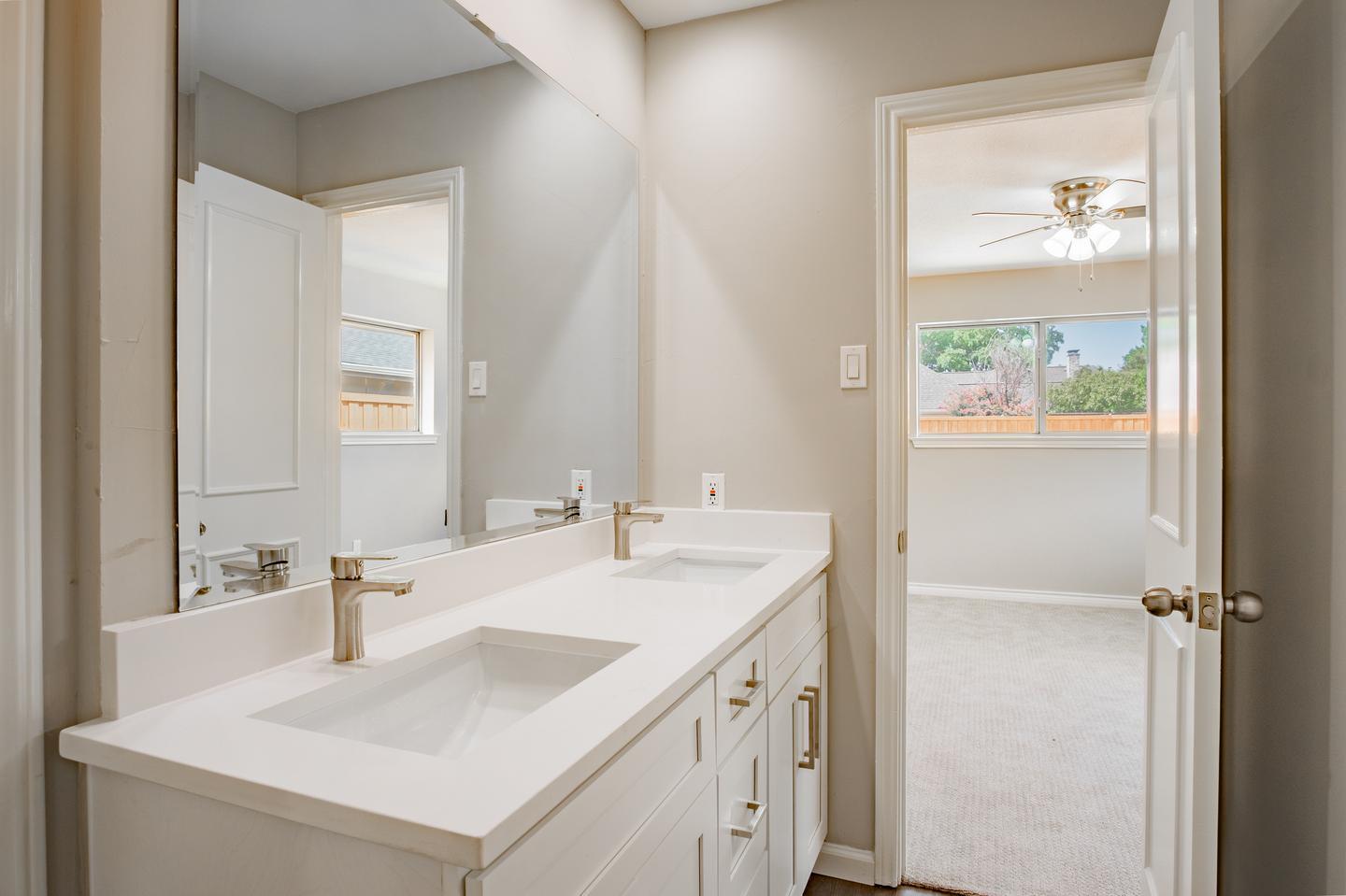 Building Photo - Gorgeous Prestonwood home with in-ground pool & large yard