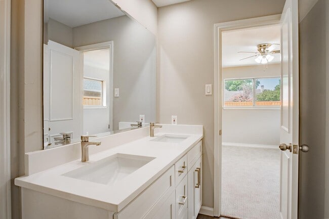 Building Photo - Gorgeous Prestonwood home with in-ground pool & large yard