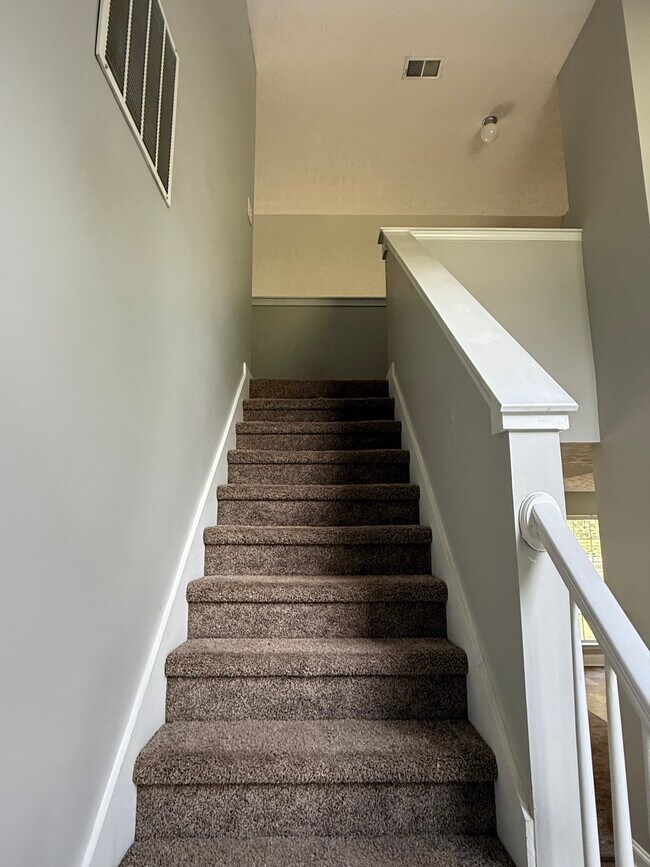 Building Photo - 945 Lochwolde Ln