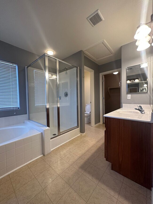 Building Photo - 7561 Morisset Ave