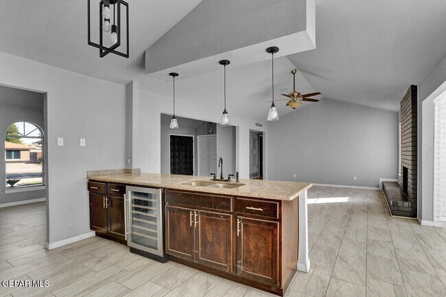 Building Photo - 3709 Roslyn Dr