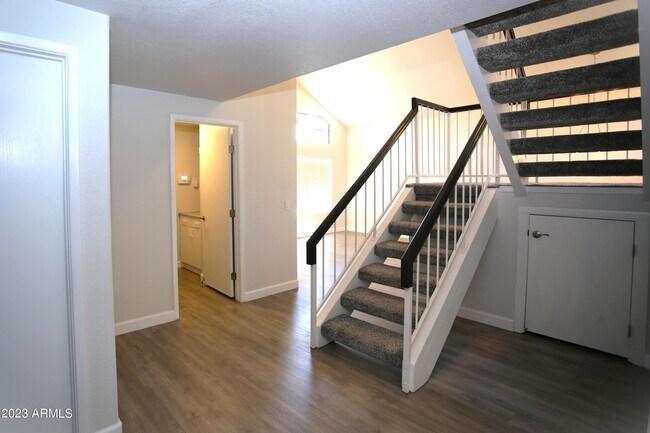Building Photo - 924 E Manor Dr